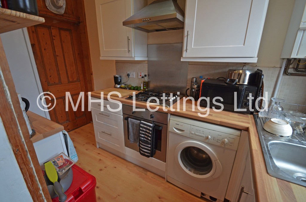 Photo of 3 Bedroom Mid Terraced House in 30 Beechwood Mount, Leeds, LS4 2NQ