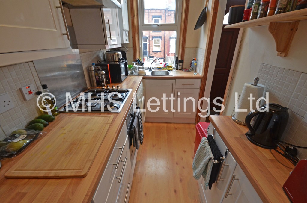 Photo of 3 Bedroom Mid Terraced House in 30 Beechwood Mount, Leeds, LS4 2NQ