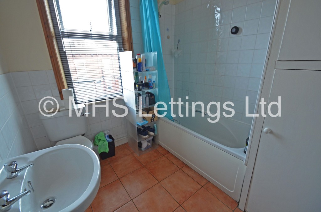 Photo of 3 Bedroom Mid Terraced House in 30 Beechwood Mount, Leeds, LS4 2NQ