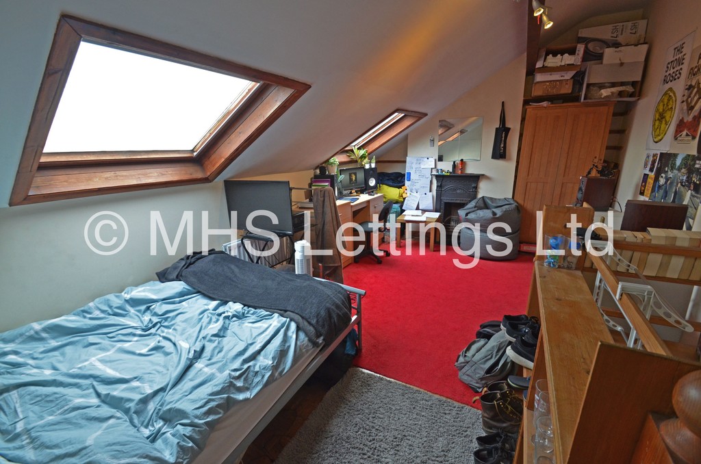 Photo of 3 Bedroom Mid Terraced House in 30 Beechwood Mount, Leeds, LS4 2NQ