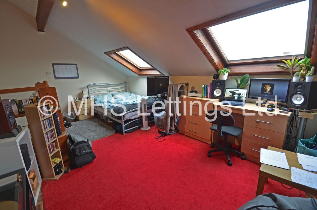 Photo of 3 Bedroom Mid Terraced House in 30 Beechwood Mount, Leeds, LS4 2NQ