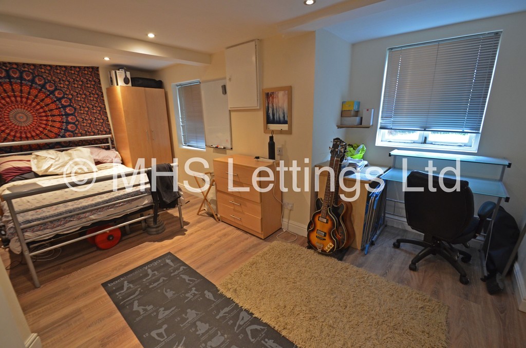 Photo of 3 Bedroom Mid Terraced House in 30 Beechwood Mount, Leeds, LS4 2NQ