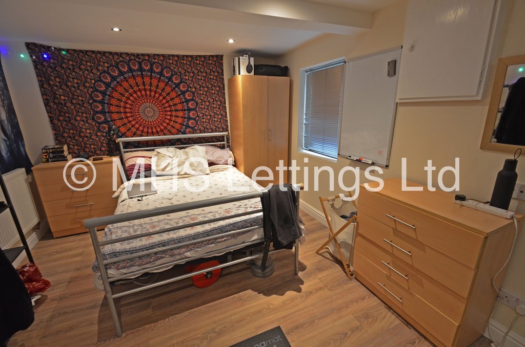 Photo of 3 Bedroom Mid Terraced House in 30 Beechwood Mount, Leeds, LS4 2NQ