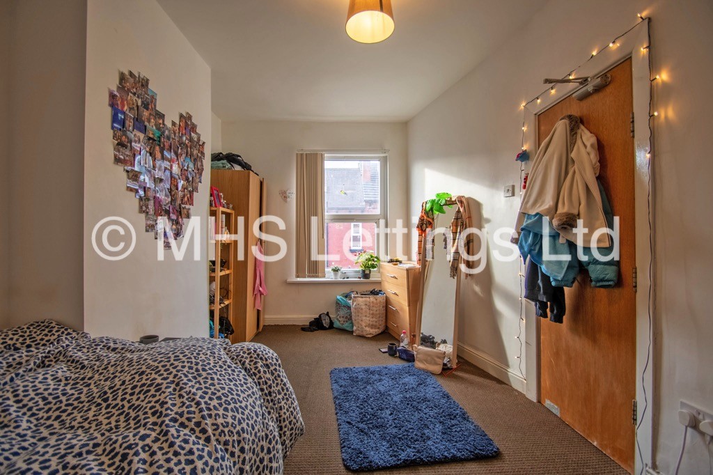 Photo of 5 Bedroom Mid Terraced House in 25 Hessle Mount, Leeds, LS6 1EP