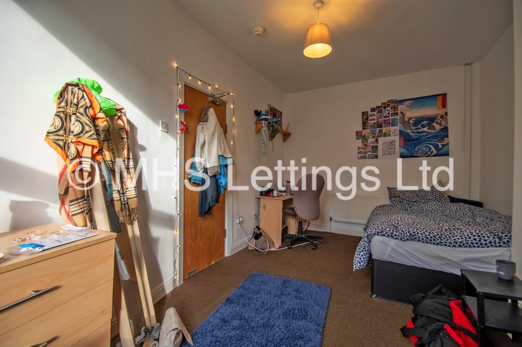 Photo of 5 Bedroom Mid Terraced House in 25 Hessle Mount, Leeds, LS6 1EP