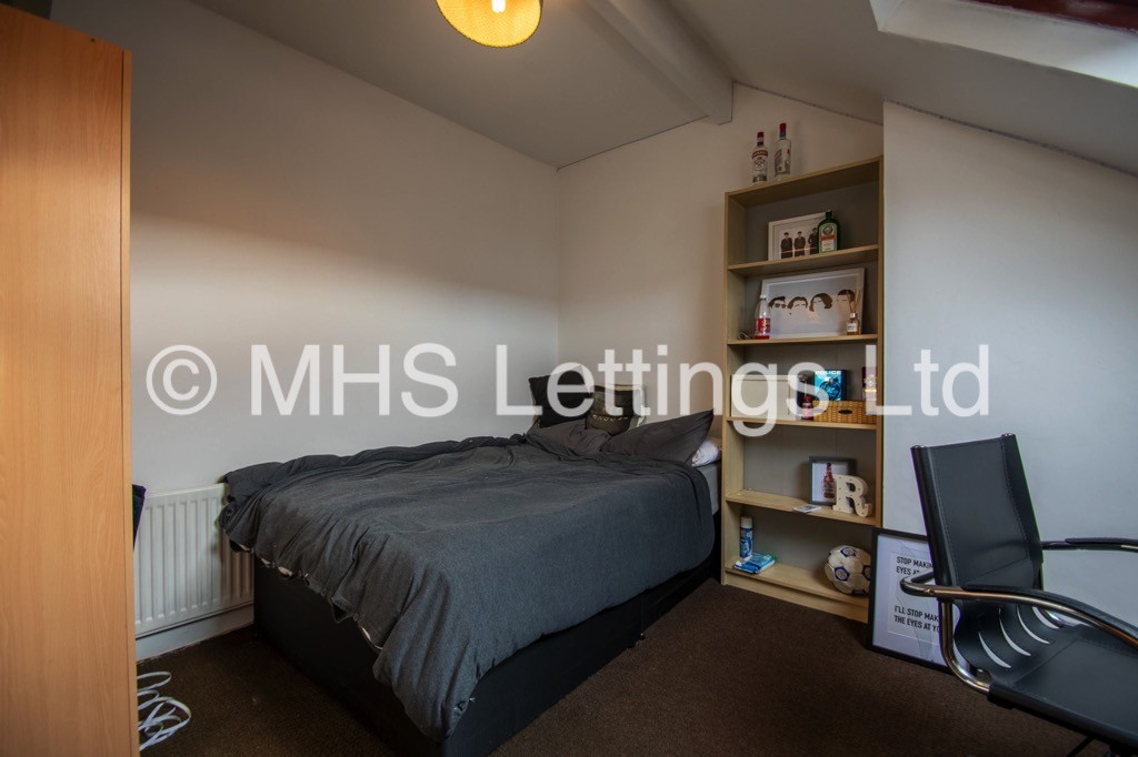 Photo of 5 Bedroom Mid Terraced House in 25 Hessle Mount, Leeds, LS6 1EP