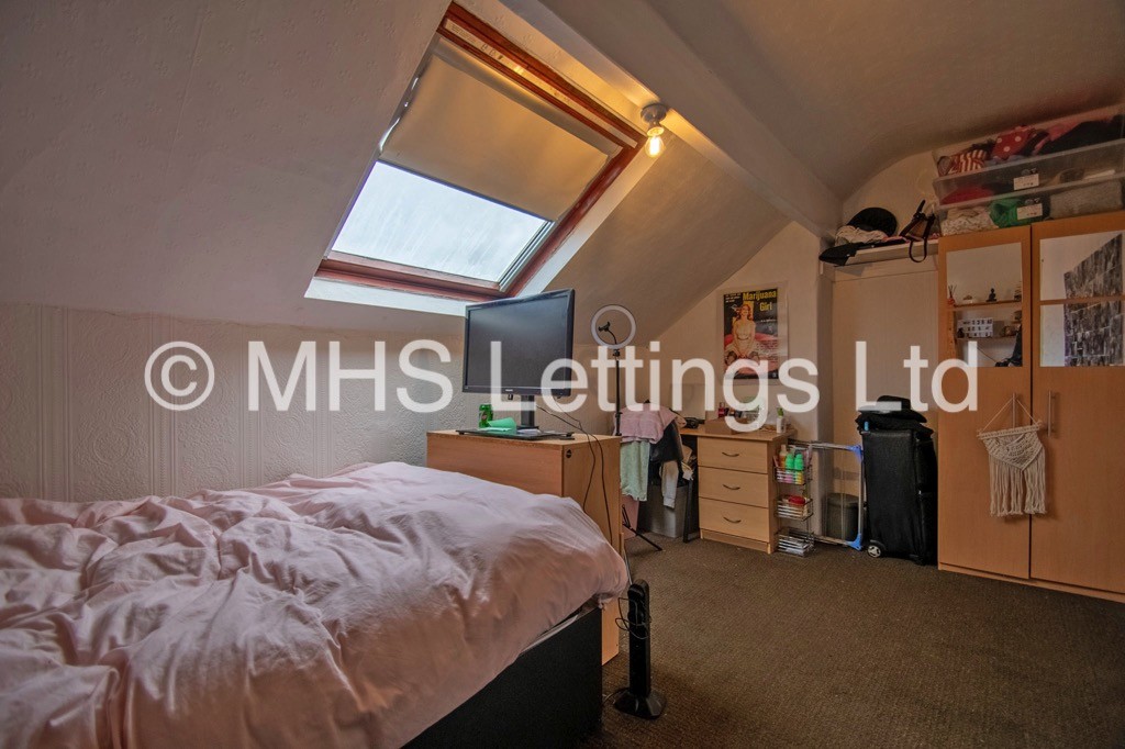 Photo of 5 Bedroom Mid Terraced House in 25 Hessle Mount, Leeds, LS6 1EP