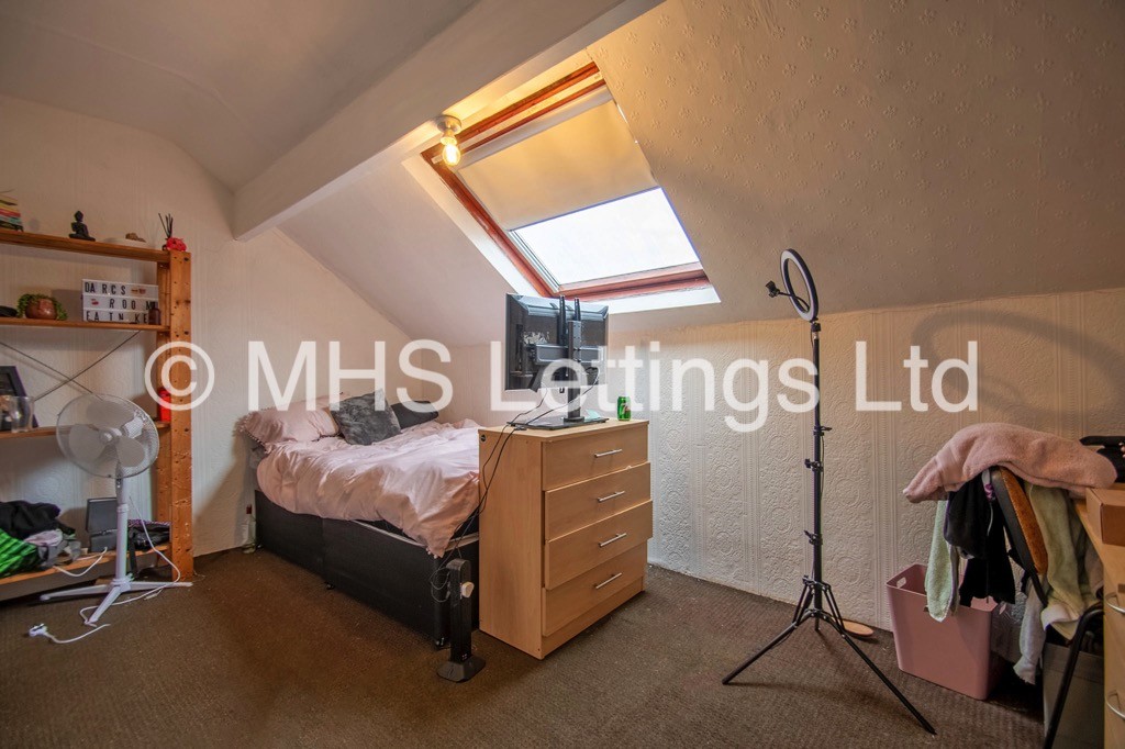 Photo of 5 Bedroom Mid Terraced House in 25 Hessle Mount, Leeds, LS6 1EP