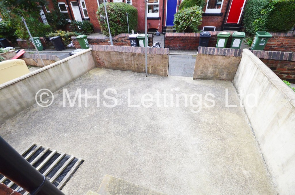 Photo of 5 Bedroom Mid Terraced House in 25 Hessle Mount, Leeds, LS6 1EP