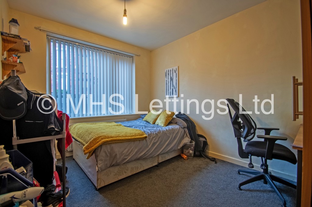 Photo of 3 Bedroom End Terraced House in Newport Road, Leeds, LS6 3BZ