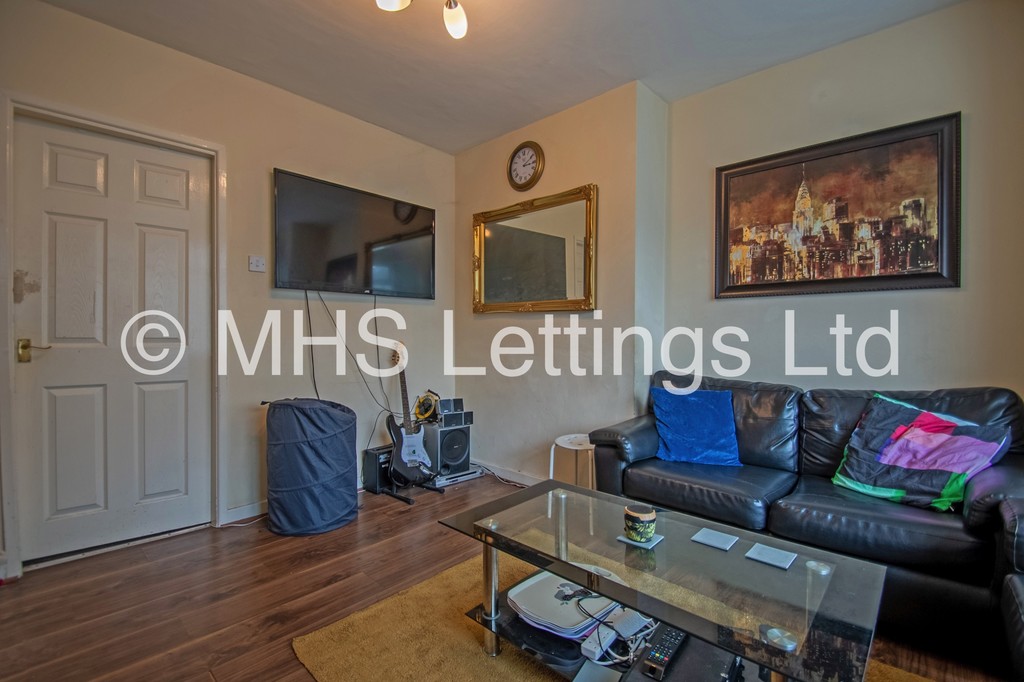 Photo of 3 Bedroom End Terraced House in Newport Road, Leeds, LS6 3BZ