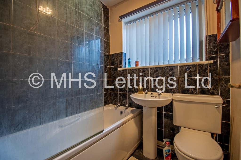 Photo of 3 Bedroom End Terraced House in Newport Road, Leeds, LS6 3BZ