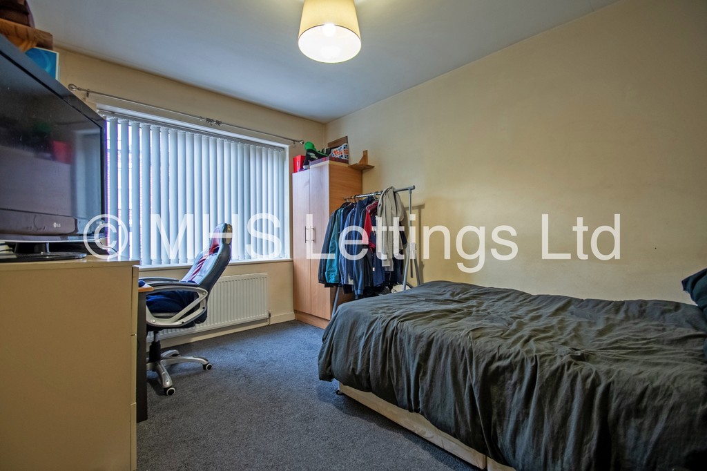 Photo of 3 Bedroom End Terraced House in Newport Road, Leeds, LS6 3BZ