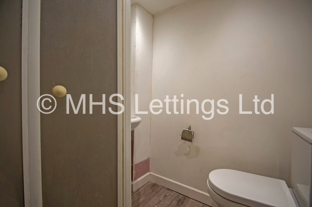 Photo of 6 Bedroom End Terraced House in 13 Winfield Grove, Leeds, LS2 9BB
