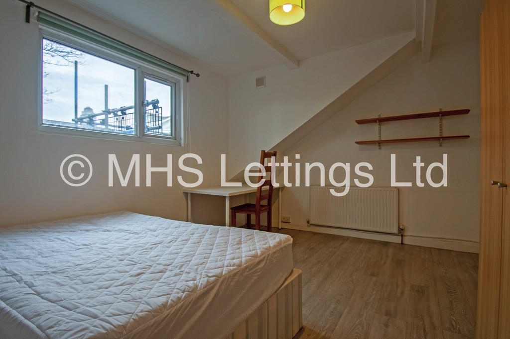 Photo of 6 Bedroom End Terraced House in 13 Winfield Grove, Leeds, LS2 9BB