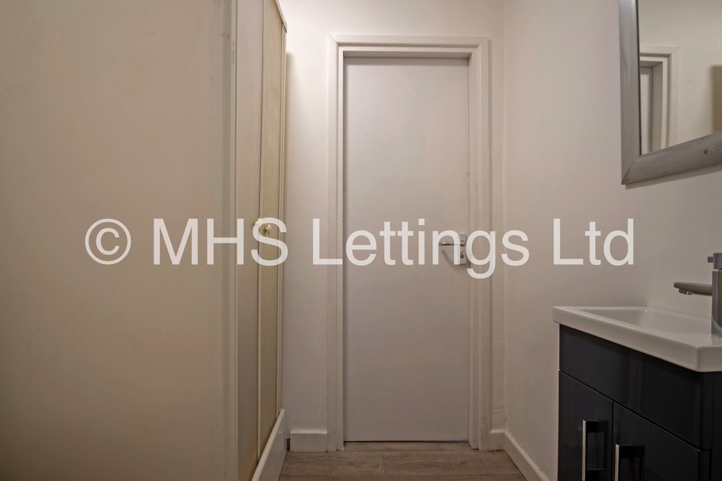 Photo of 6 Bedroom End Terraced House in 13 Winfield Grove, Leeds, LS2 9BB