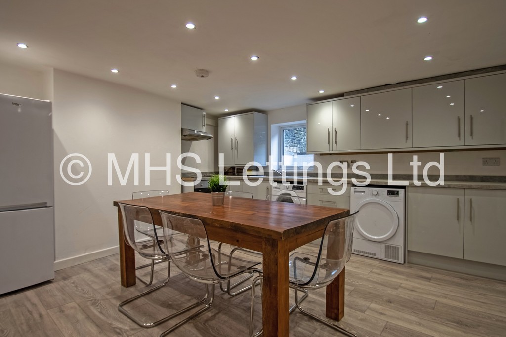 Photo of 6 Bedroom End Terraced House in 13 Winfield Grove, Leeds, LS2 9BB
