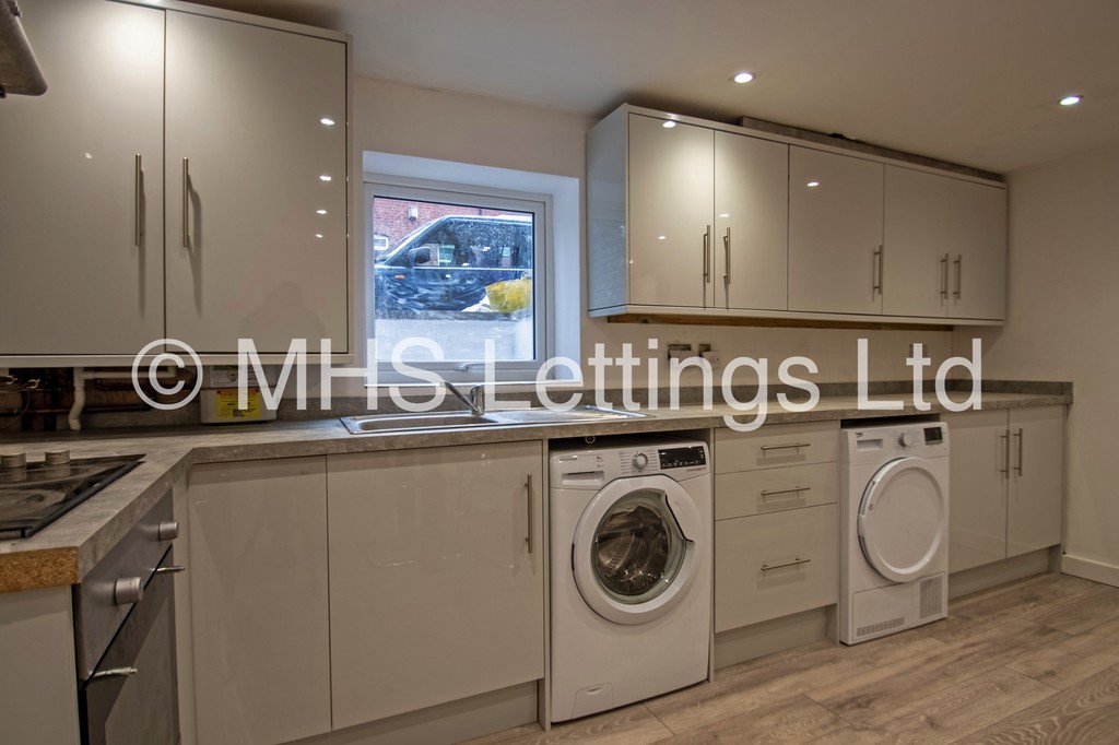 Photo of 6 Bedroom End Terraced House in 13 Winfield Grove, Leeds, LS2 9BB