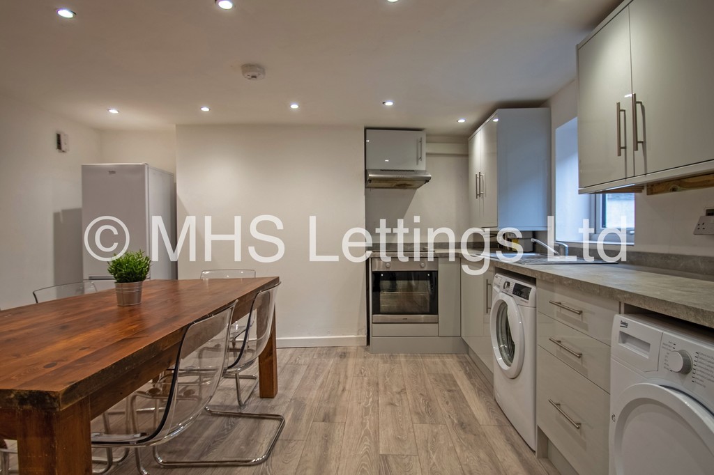Photo of 6 Bedroom End Terraced House in 13 Winfield Grove, Leeds, LS2 9BB