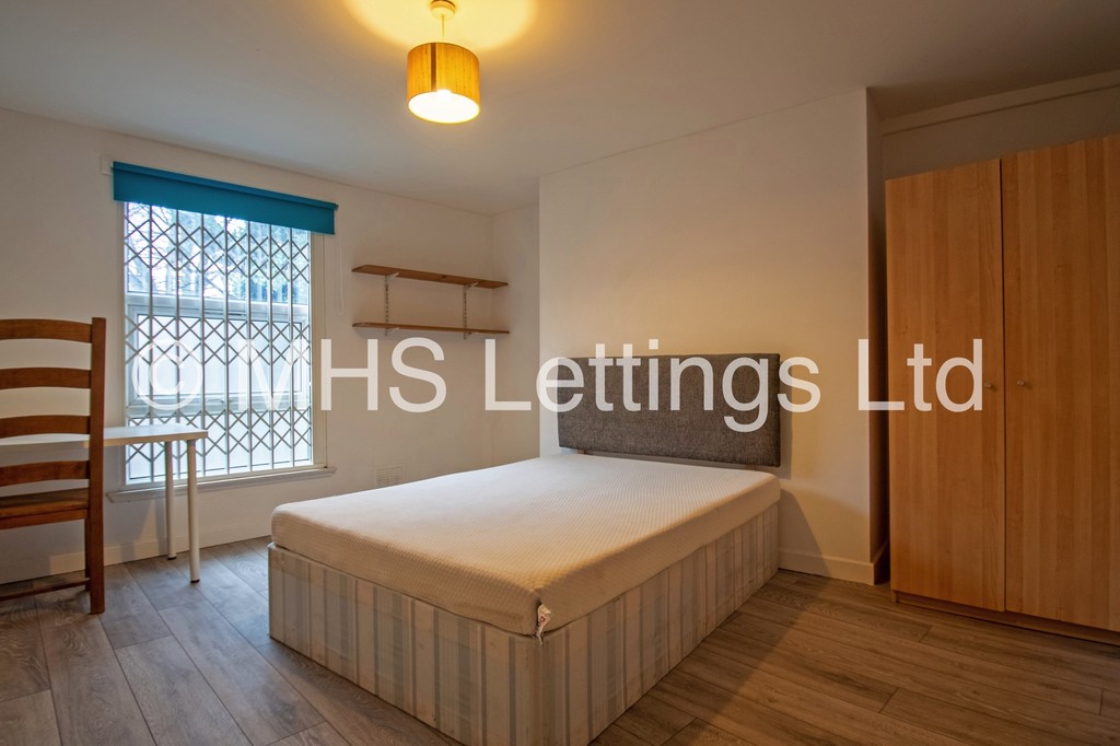 Photo of 6 Bedroom End Terraced House in 13 Winfield Grove, Leeds, LS2 9BB