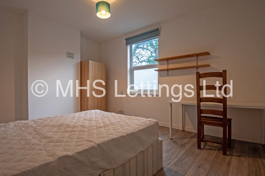 Photo of 6 Bedroom End Terraced House in 13 Winfield Grove, Leeds, LS2 9BB