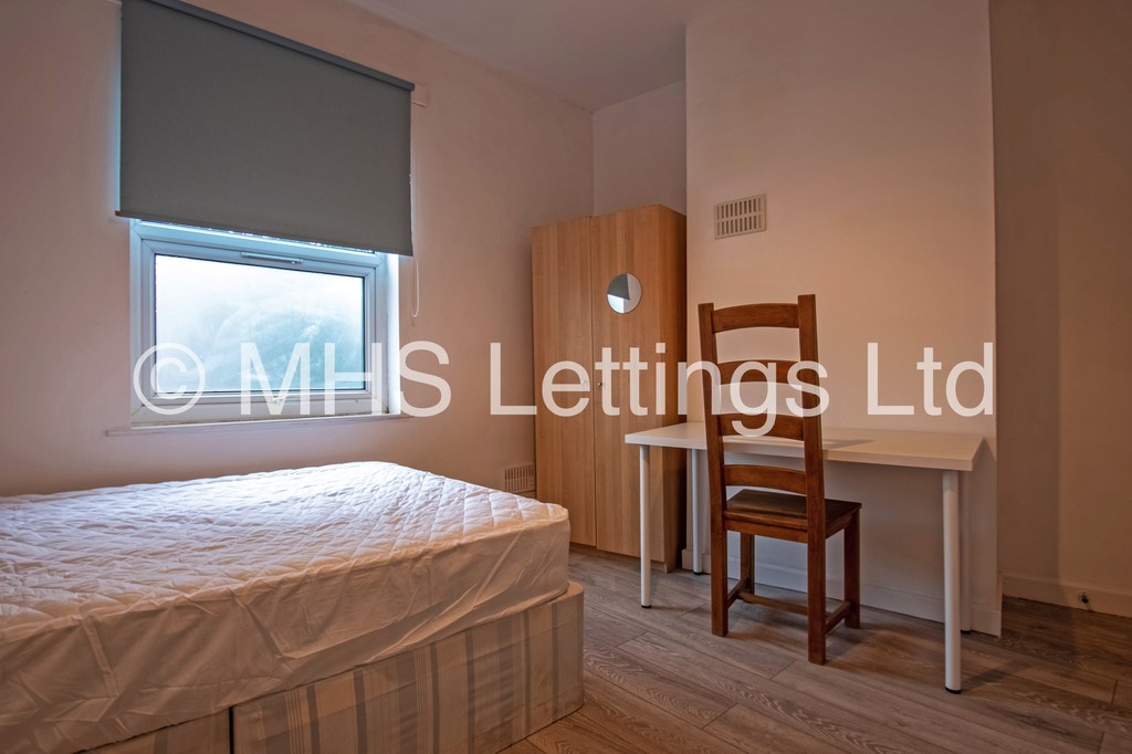 Photo of 6 Bedroom End Terraced House in 13 Winfield Grove, Leeds, LS2 9BB
