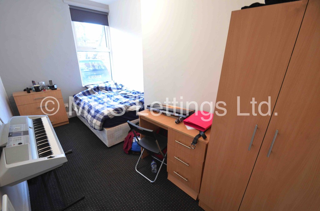 Photo of 9 Bedroom Mid Terraced House in 213 Belle Vue Road, Leeds, LS3 1HG