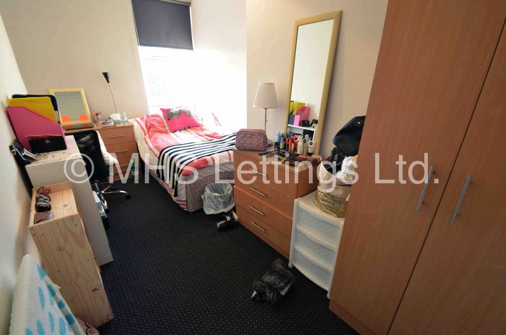 Photo of 9 Bedroom Mid Terraced House in 213 Belle Vue Road, Leeds, LS3 1HG