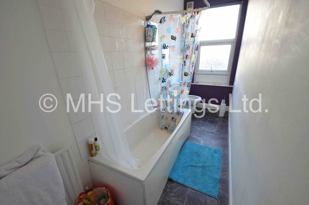 Photo of 9 Bedroom Mid Terraced House in 213 Belle Vue Road, Leeds, LS3 1HG