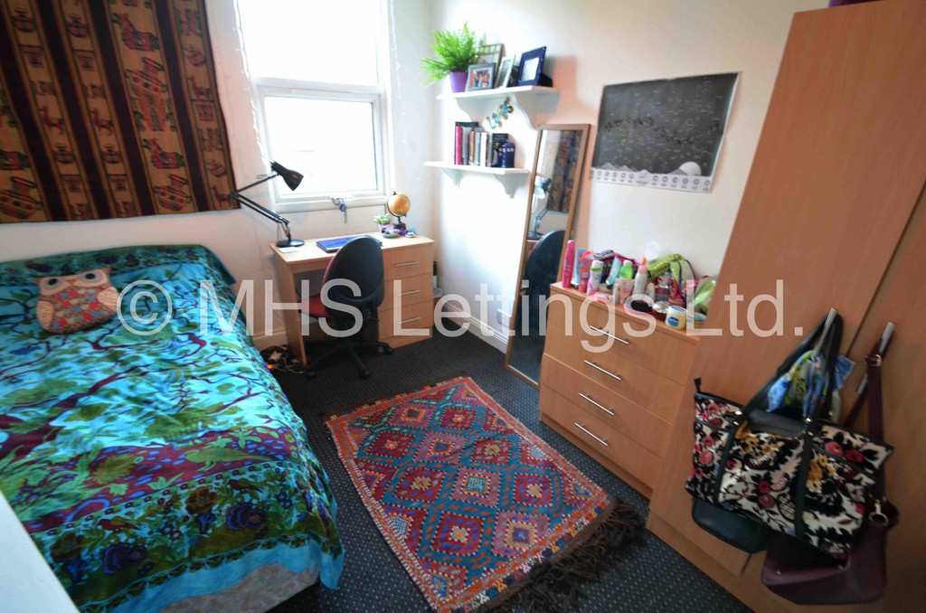Photo of 9 Bedroom Mid Terraced House in 213 Belle Vue Road, Leeds, LS3 1HG