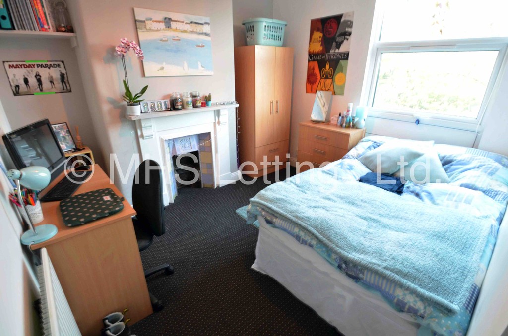 Photo of 9 Bedroom Mid Terraced House in 213 Belle Vue Road, Leeds, LS3 1HG