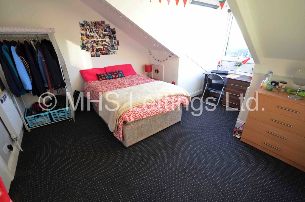 Photo of 9 Bedroom Mid Terraced House in 213 Belle Vue Road, Leeds, LS3 1HG