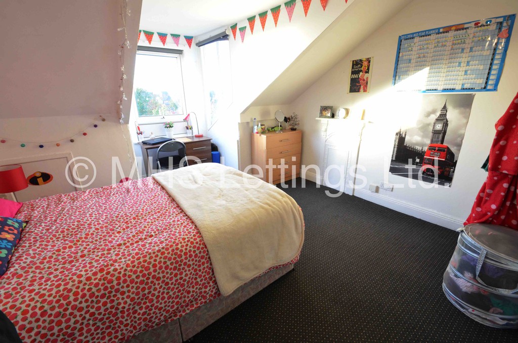 Photo of 9 Bedroom Mid Terraced House in 213 Belle Vue Road, Leeds, LS3 1HG