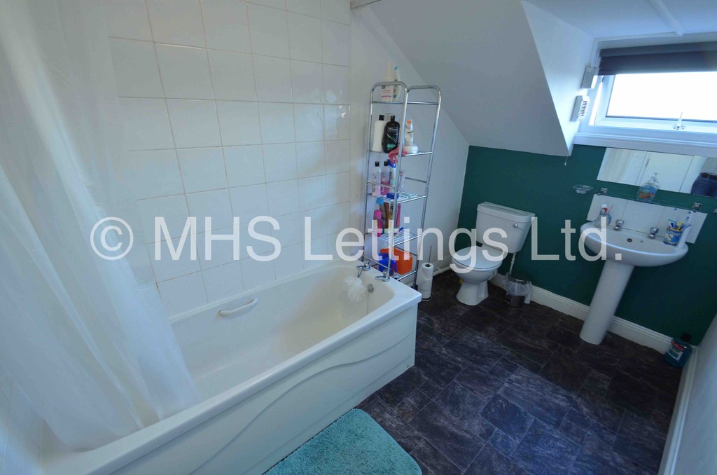 Photo of 9 Bedroom Mid Terraced House in 213 Belle Vue Road, Leeds, LS3 1HG