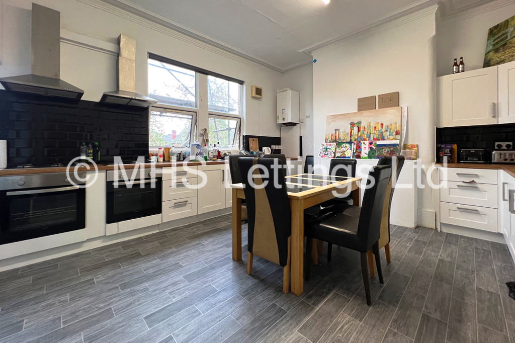 Photo of 9 Bedroom Mid Terraced House in 213 Belle Vue Road, Leeds, LS3 1HG