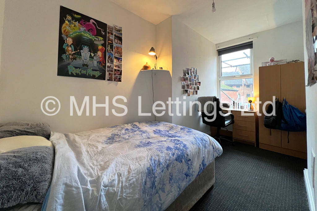 Photo of 9 Bedroom Mid Terraced House in 213 Belle Vue Road, Leeds, LS3 1HG
