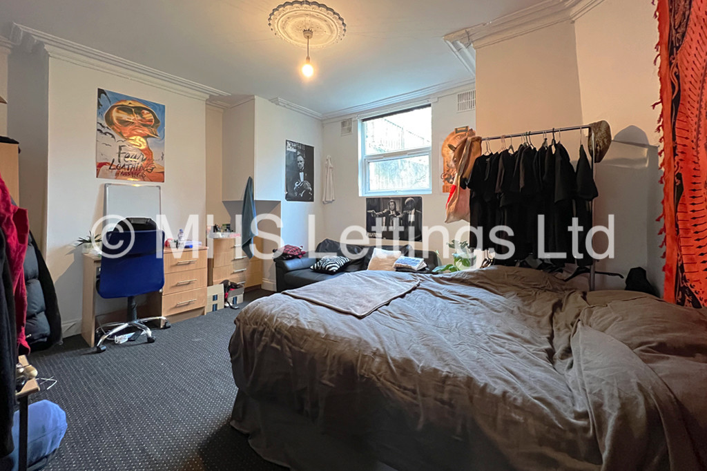 Photo of 9 Bedroom Mid Terraced House in 213 Belle Vue Road, Leeds, LS3 1HG