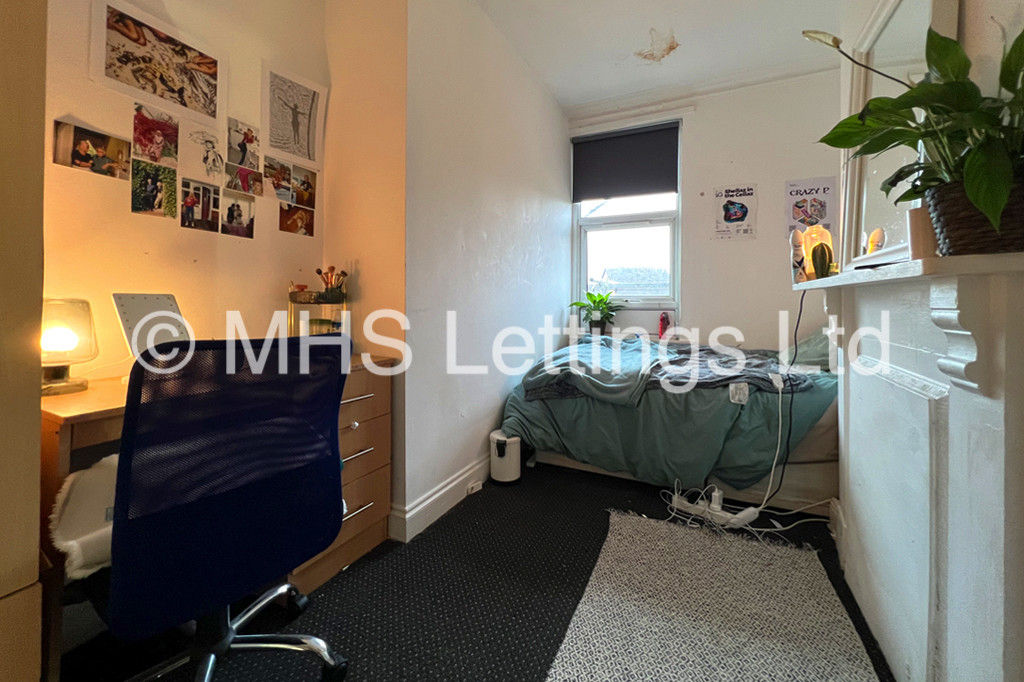 Photo of 9 Bedroom Mid Terraced House in 213 Belle Vue Road, Leeds, LS3 1HG