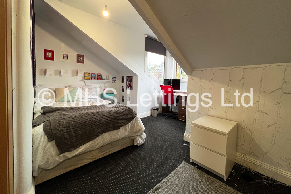 Photo of 9 Bedroom Mid Terraced House in 213 Belle Vue Road, Leeds, LS3 1HG