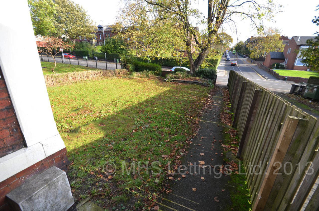 Photo of 9 Bedroom Mid Terraced House in 213 Belle Vue Road, Leeds, LS3 1HG