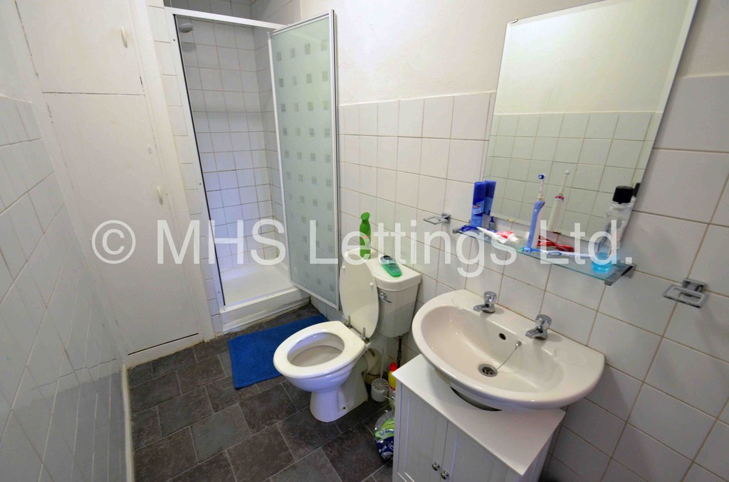 Photo of 9 Bedroom Mid Terraced House in 213 Belle Vue Road, Leeds, LS3 1HG