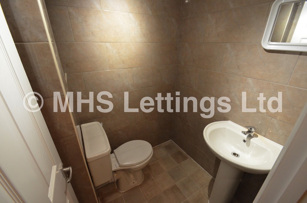 Photo of 5 Bedroom Mid Terraced House in 80 Harold Terrace, Leeds, LS6 1LD