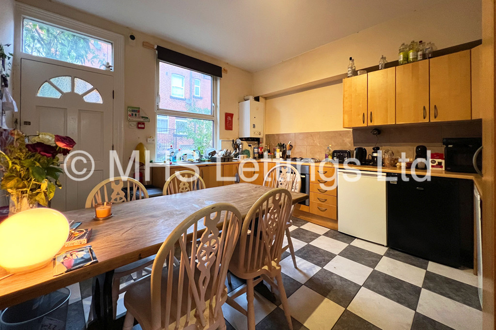 Photo of 5 Bedroom Mid Terraced House in 80 Harold Terrace, Leeds, LS6 1LD