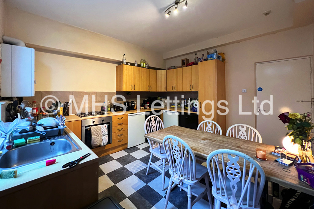 Photo of 5 Bedroom Mid Terraced House in 80 Harold Terrace, Leeds, LS6 1LD