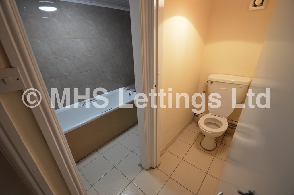 Photo of 5 Bedroom Mid Terraced House in 80 Harold Terrace, Leeds, LS6 1LD