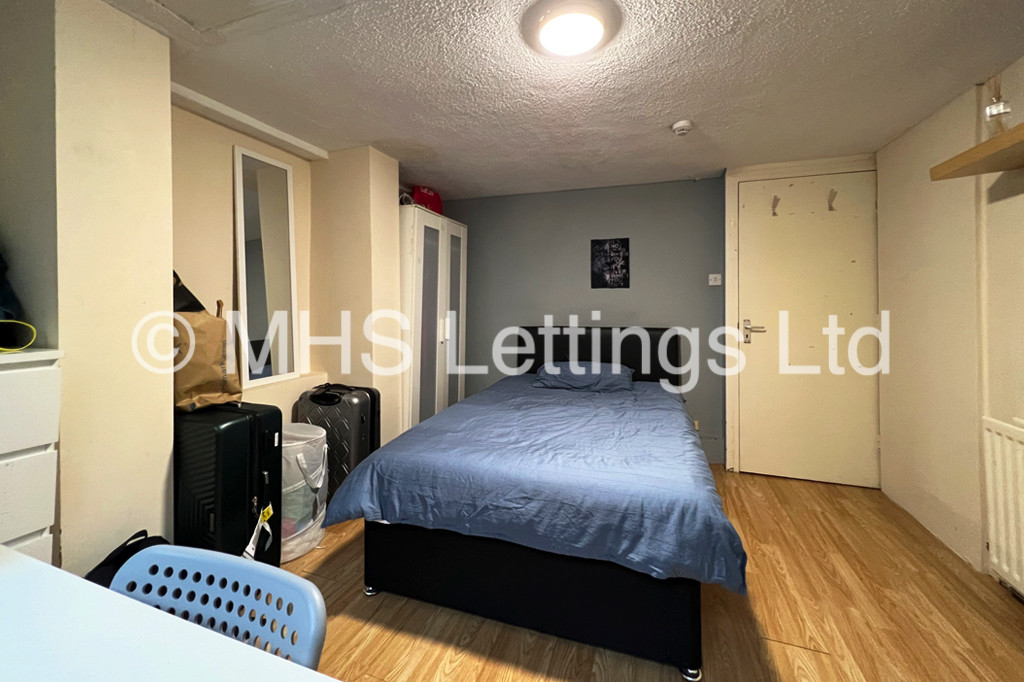 Photo of 5 Bedroom Mid Terraced House in 80 Harold Terrace, Leeds, LS6 1LD