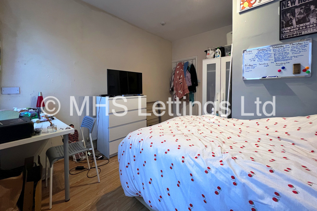 Photo of 5 Bedroom Mid Terraced House in 80 Harold Terrace, Leeds, LS6 1LD