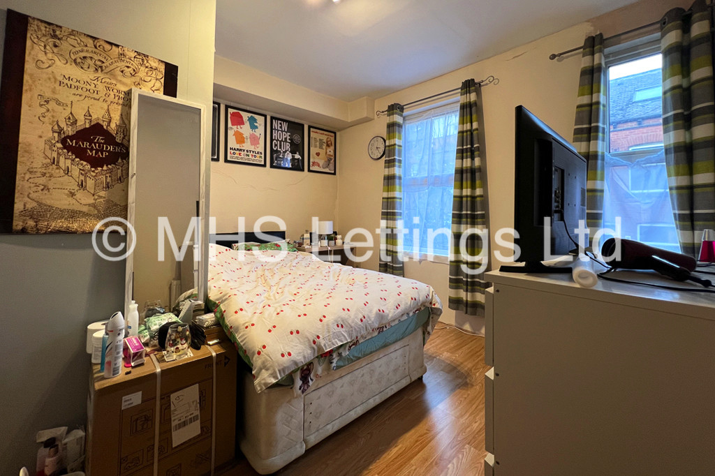 Photo of 5 Bedroom Mid Terraced House in 80 Harold Terrace, Leeds, LS6 1LD