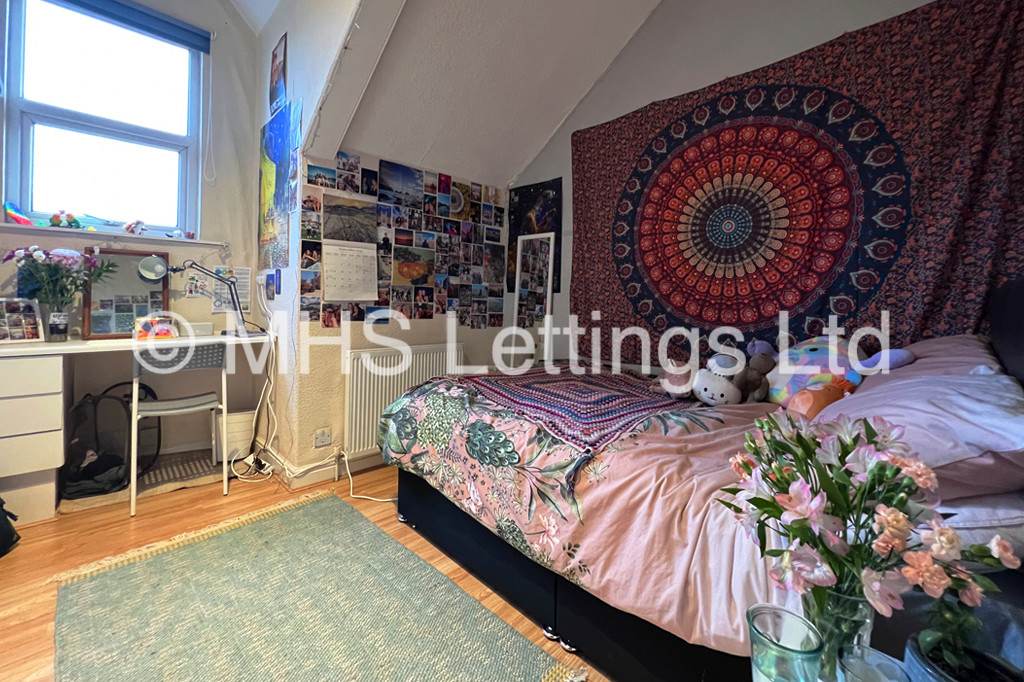Photo of 5 Bedroom Mid Terraced House in 80 Harold Terrace, Leeds, LS6 1LD