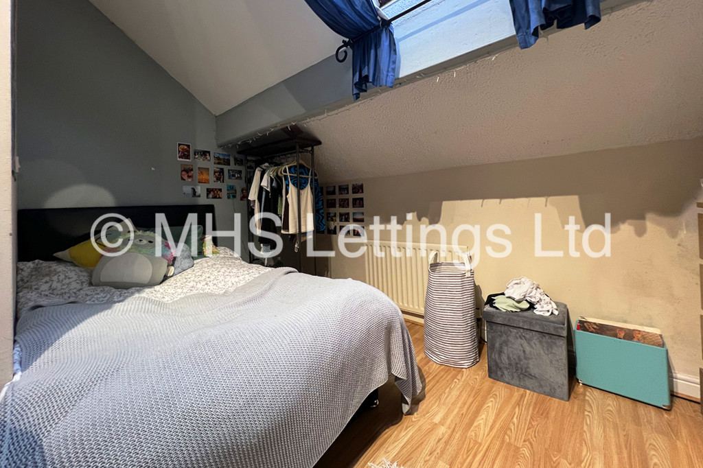 Photo of 5 Bedroom Mid Terraced House in 80 Harold Terrace, Leeds, LS6 1LD